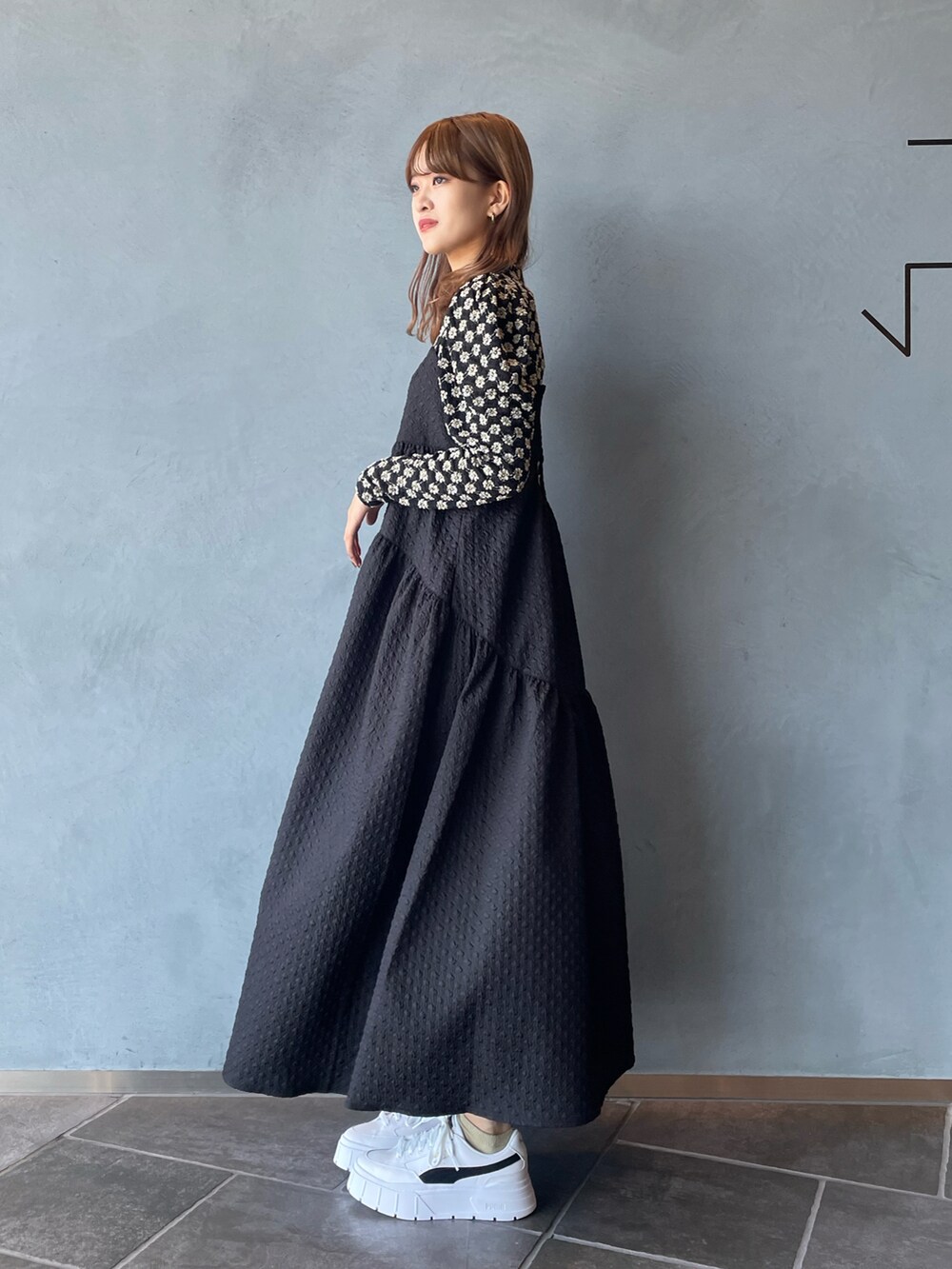 ブラック系のワンピース、ベージュ系のシャツ/ブラウス、ホワイト系のスニーカーを着用したレディースの秋コーディネートの2枚目の写真