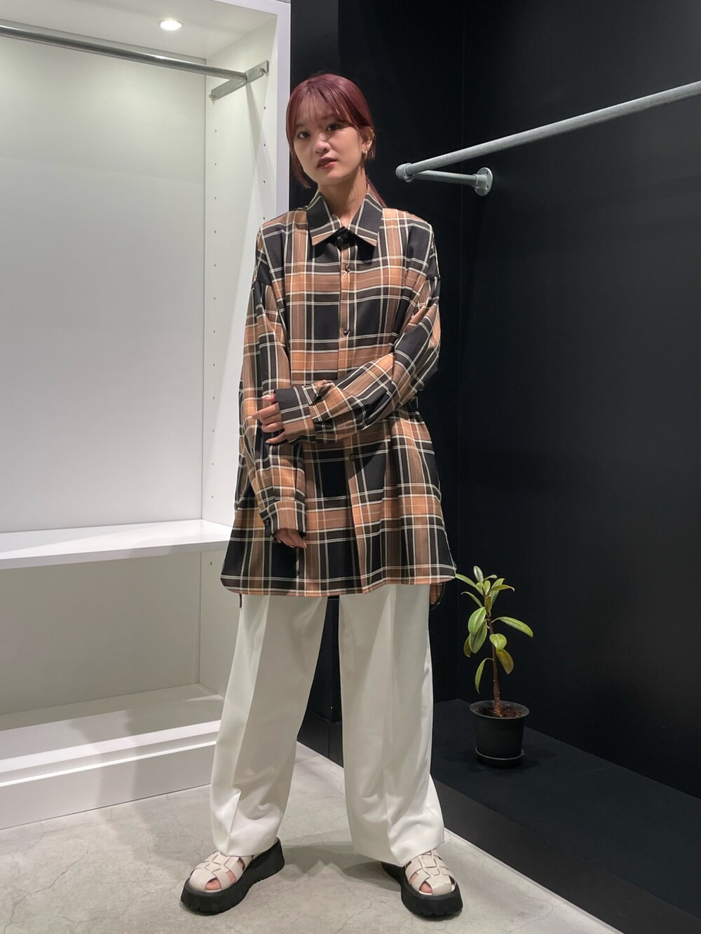 「大人カジュアル、秋物準備はじめました、秋カラー、お洒落さんとつながりたい、着回しコーデ、秋先取りコーデ、楽チンコーデ、休日スタイル、メンズライク、メンズコーデ、メンズライク女子、メンズライク女子とつながりたい、メンズサイズ、ゆったりコーデ、ビッグシルエット」｜「Lui'sのロイヤルチェックスリットビッグシルエットシャツ（シャツ/ブラウス、ブラック系）」を使った、mayさん（レディース・164cm）の秋コーディネートの4枚目の写真