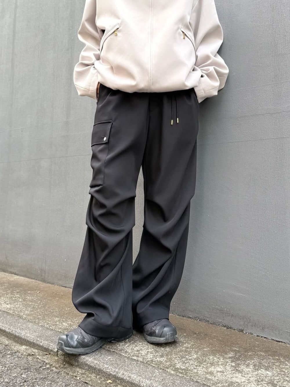 グレー系のブルゾン、ホワイト系のカーゴパンツを着用したレディースの冬コーディネートの4枚目の写真