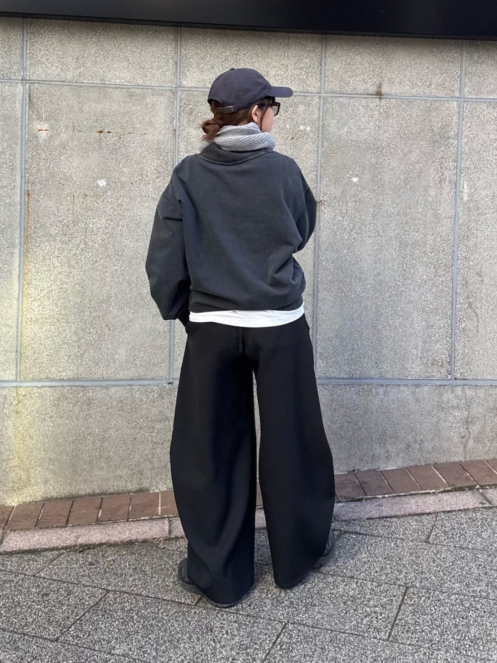 ブラック系のスラックス、ブラック系のスウェットを着用したレディースの冬コーディネートの4枚目の写真