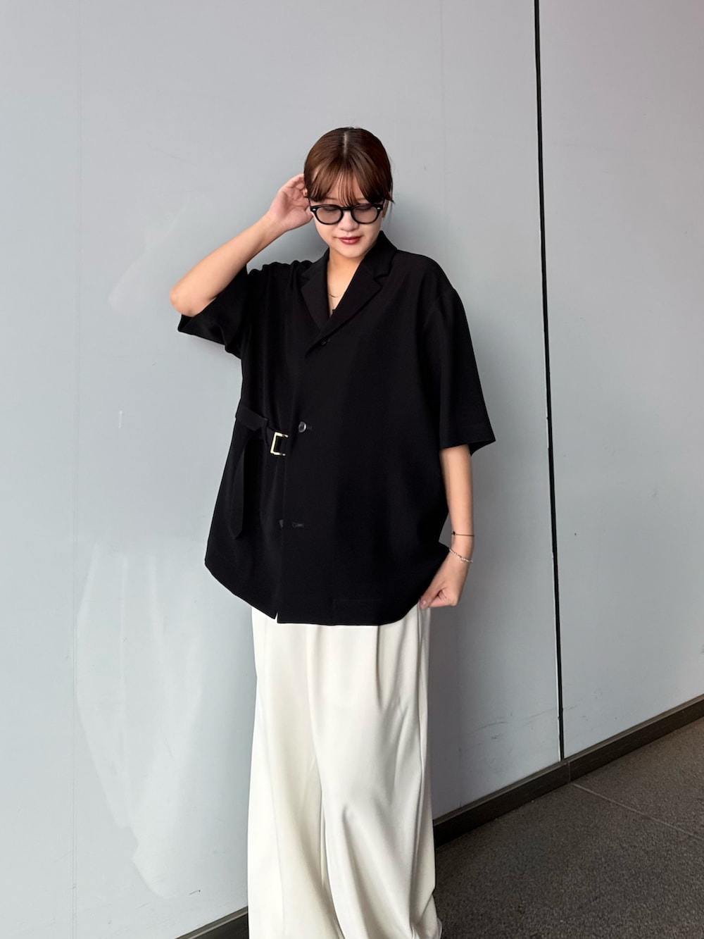 グレー系のスラックス、ブラック系のシャツ/ブラウスを着用したレディースの春コーディネートの5枚目の写真