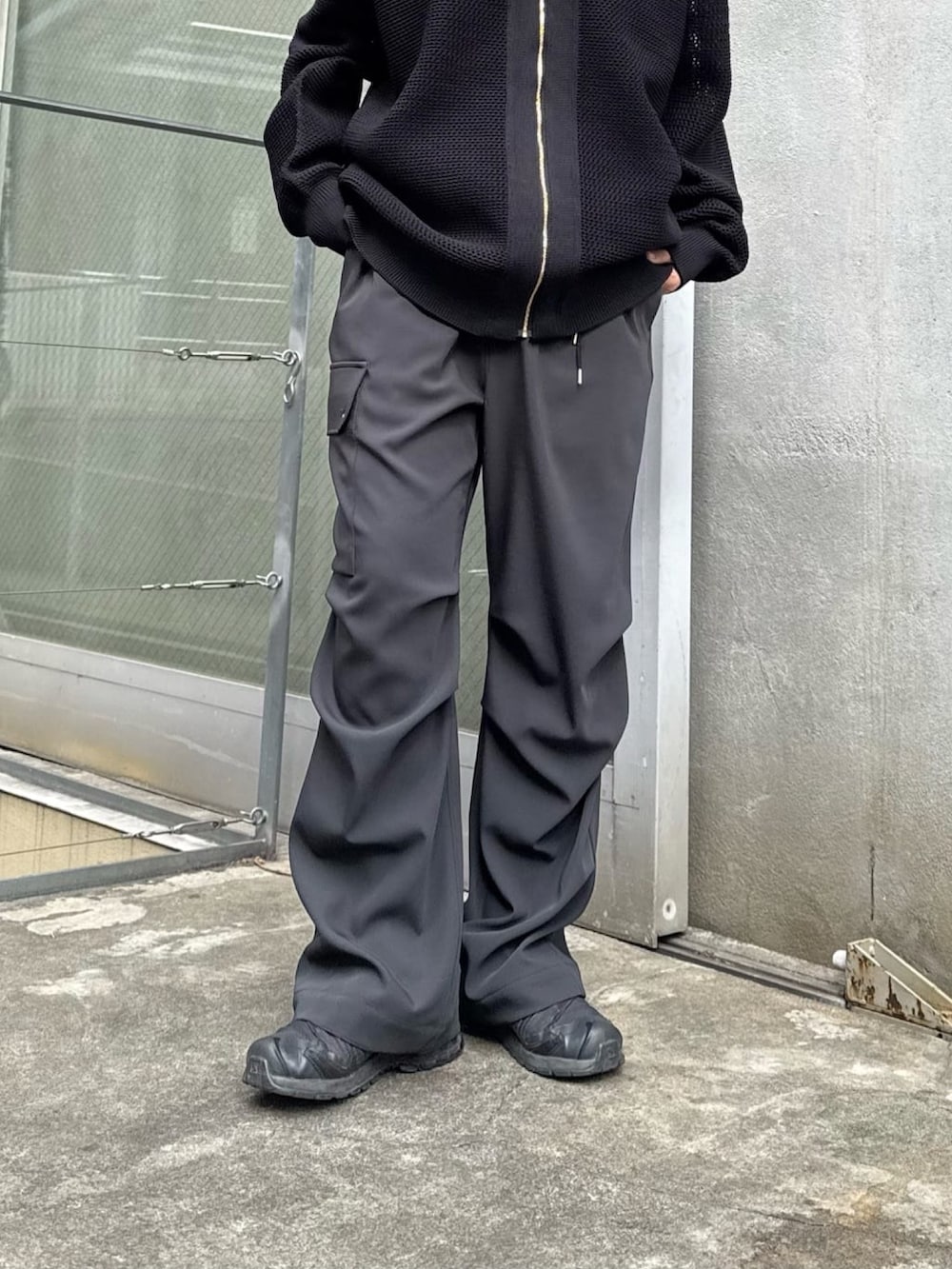 ブルー系のカーディガン/ボレロ、ホワイト系のカーゴパンツを着用したレディースの冬コーディネートの4枚目の写真