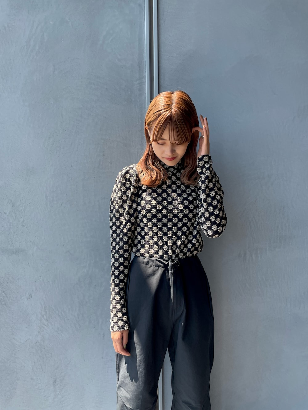 ベージュ系のシャツ/ブラウス、ホワイト系のスニーカー、ブラック系のその他パンツを着用したレディースの秋コーディネートの3枚目の写真