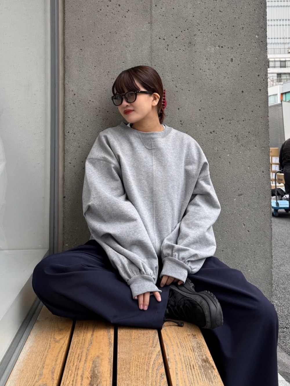 ブルー系のその他パンツ、ホワイト系のスウェット、ブラック系のサングラスを着用したレディースの春コーディネートの6枚目の写真