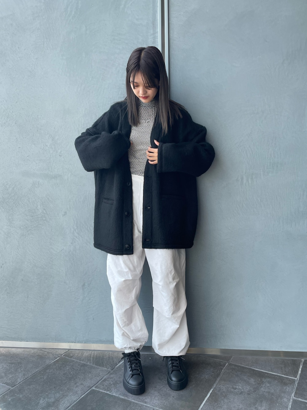 ブラック系のTシャツ/カットソー、ブラック系のカーディガン/ボレロ、ホワイト系のその他パンツを着用したレディースの秋コーディネートの3枚目の写真