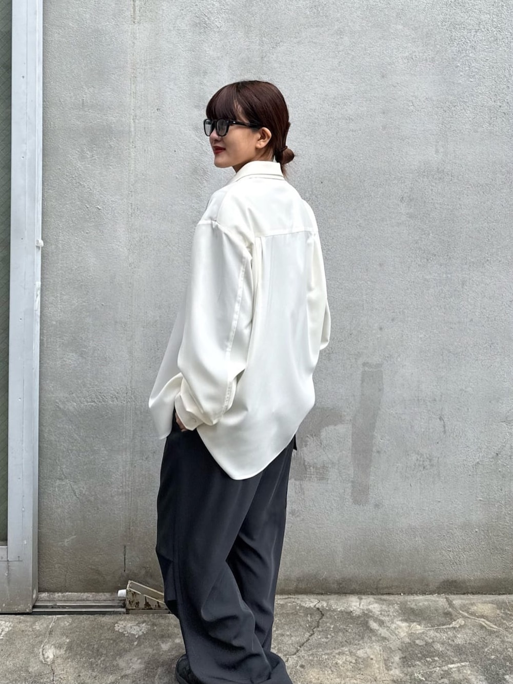 グレー系のシャツ/ブラウス、ホワイト系のカーゴパンツを着用したレディースの冬コーディネートの4枚目の写真