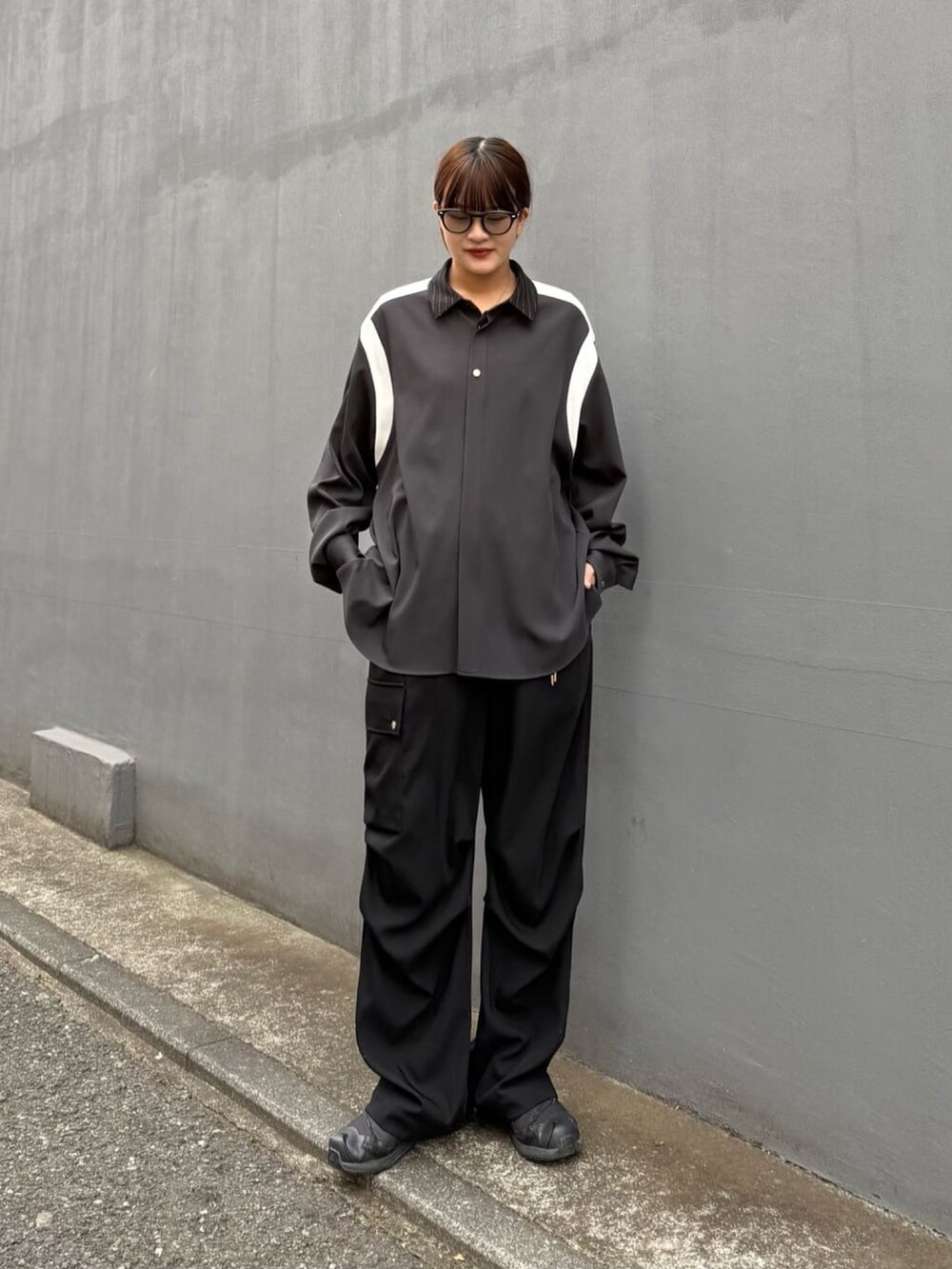 グレー系のシャツ/ブラウス、ホワイト系のカーゴパンツを着用したレディースの冬コーディネートの9枚目の写真