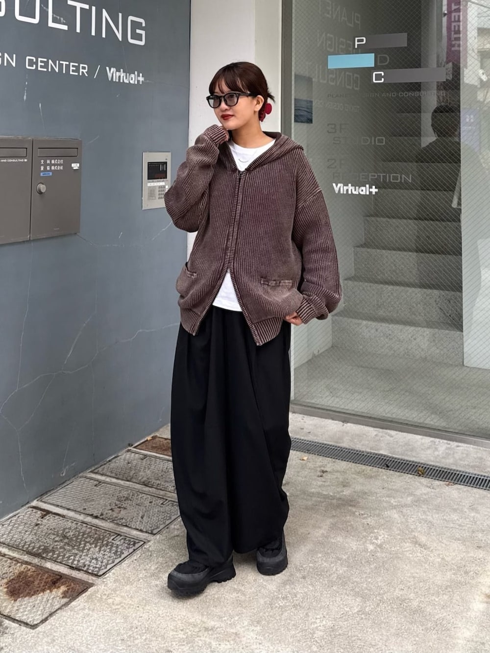 ブラウン系のパーカー、グレー系のスラックスを着用したレディースの春コーディネートの4枚目の写真