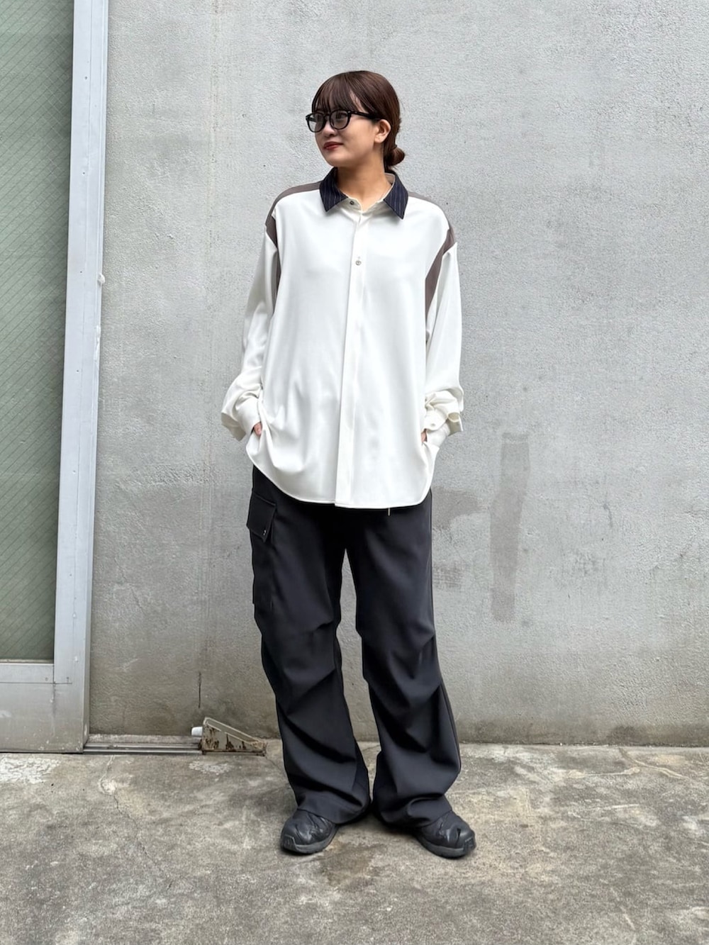 グレー系のシャツ/ブラウス、ホワイト系のカーゴパンツを着用したレディースの冬コーディネートの8枚目の写真