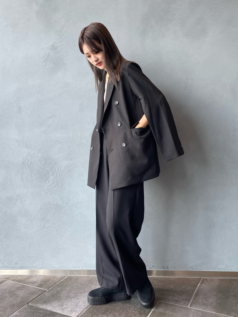 ブラック系のその他パンツ、ブラック系のテーラードジャケット、ブラック系のブーツを着用したレディースの秋コーディネートの2枚目の写真