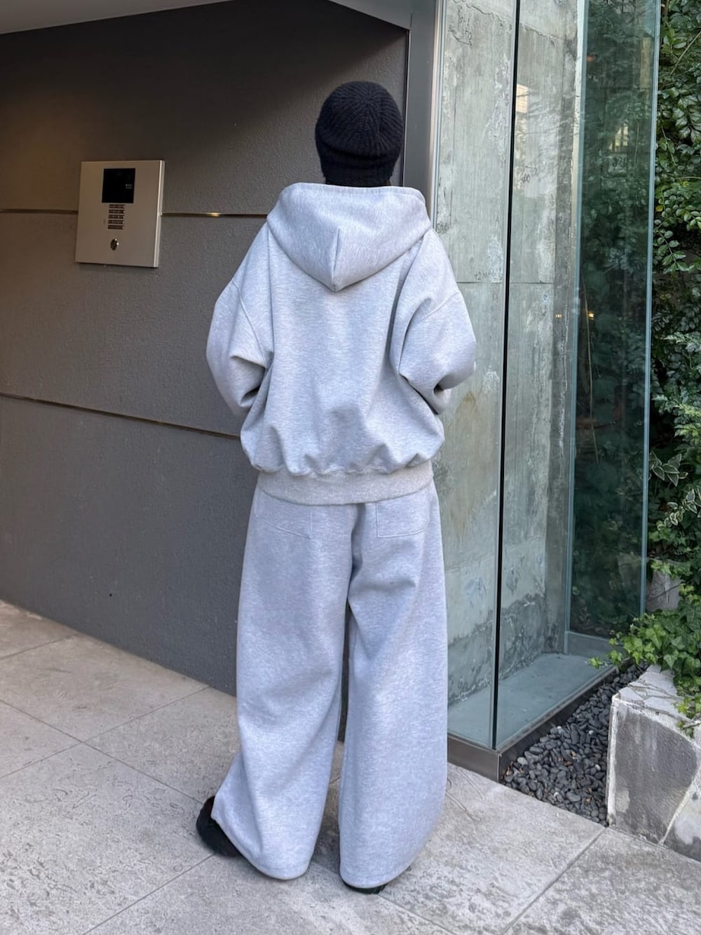 グレー系のその他パンツ、グレー系のパーカーを着用したレディースの冬コーディネートの3枚目の写真