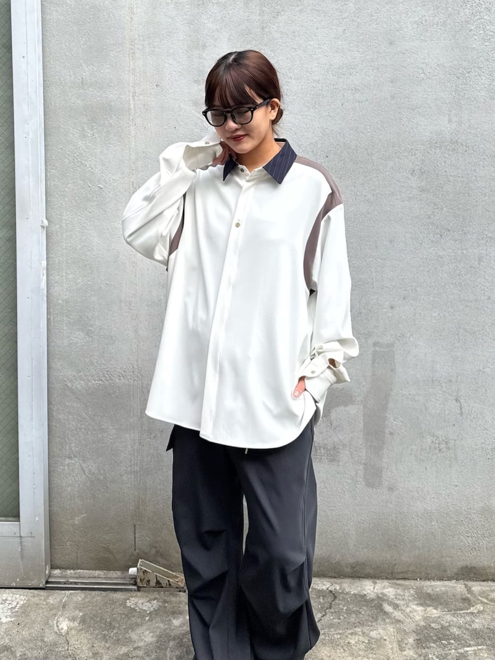 グレー系のシャツ/ブラウス、ホワイト系のカーゴパンツを着用したレディースの冬コーディネートの6枚目の写真