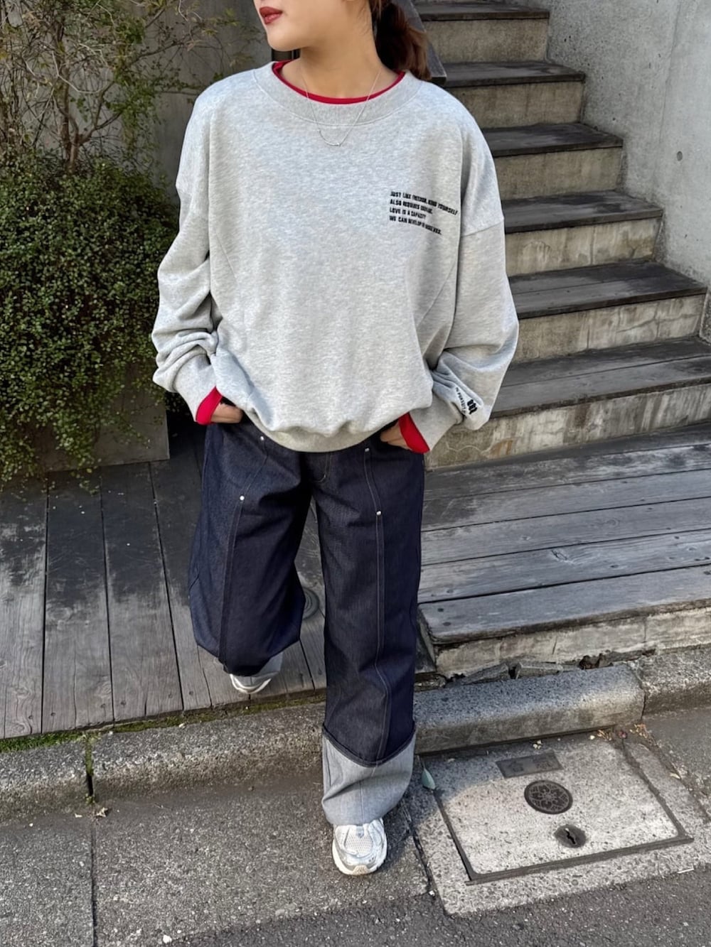 ブルー系のデニムパンツを着用したレディースの冬コーディネートの2枚目の写真