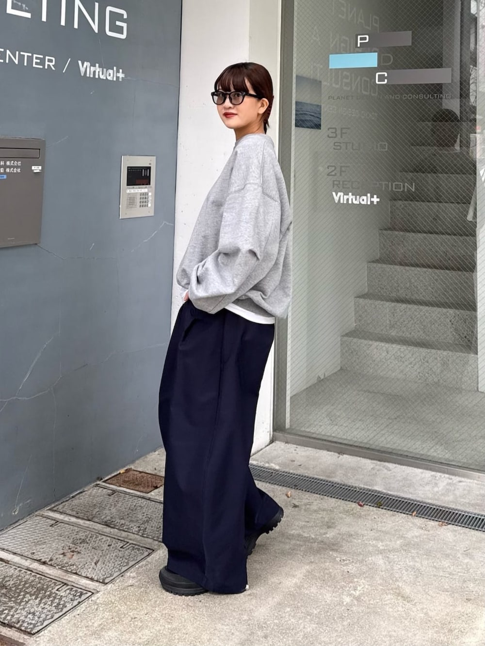 ブルー系のその他パンツ、ホワイト系のスウェット、ブラック系のサングラスを着用したレディースの春コーディネートの4枚目の写真