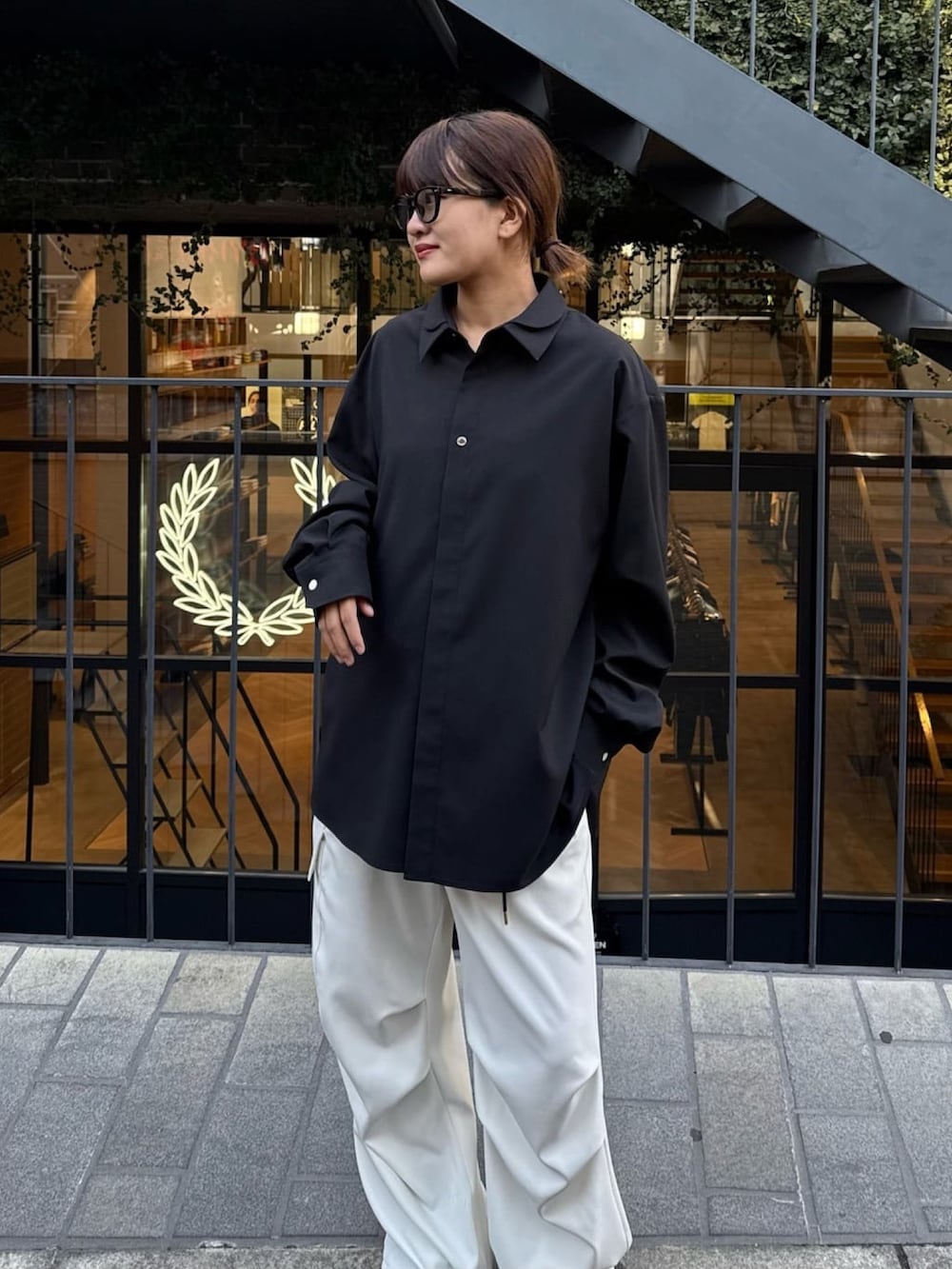 グレー系のシャツ/ブラウス、ホワイト系のカーゴパンツを着用したレディースの冬コーディネートの4枚目の写真