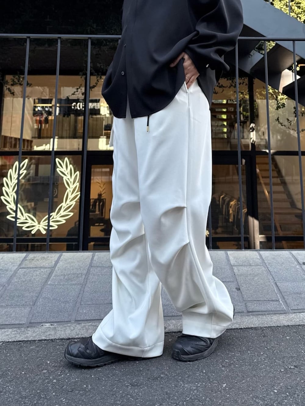 グレー系のシャツ/ブラウス、ホワイト系のカーゴパンツを着用したレディースの冬コーディネートの3枚目の写真