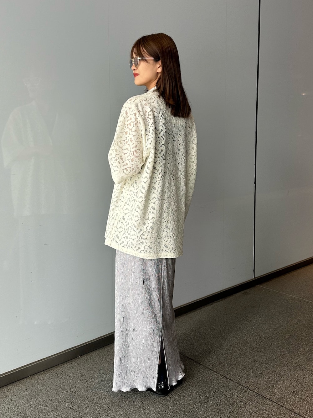 「シンプルコーデ、ルイス(Lui's)、春のNewスタイル、スニーカー、大人カジュアル、レースシャツ、シアートップス、シアー、シアーシャツ、休日スタイル、サングラス、サングラススタイル」｜「Lui'sの【NBNG × Lui's】 レースポロ半袖シャツ（シャツ/ブラウス、ベージュ系）」を使った、mayさん（レディース・164cm）の春コーディネートの2枚目の写真