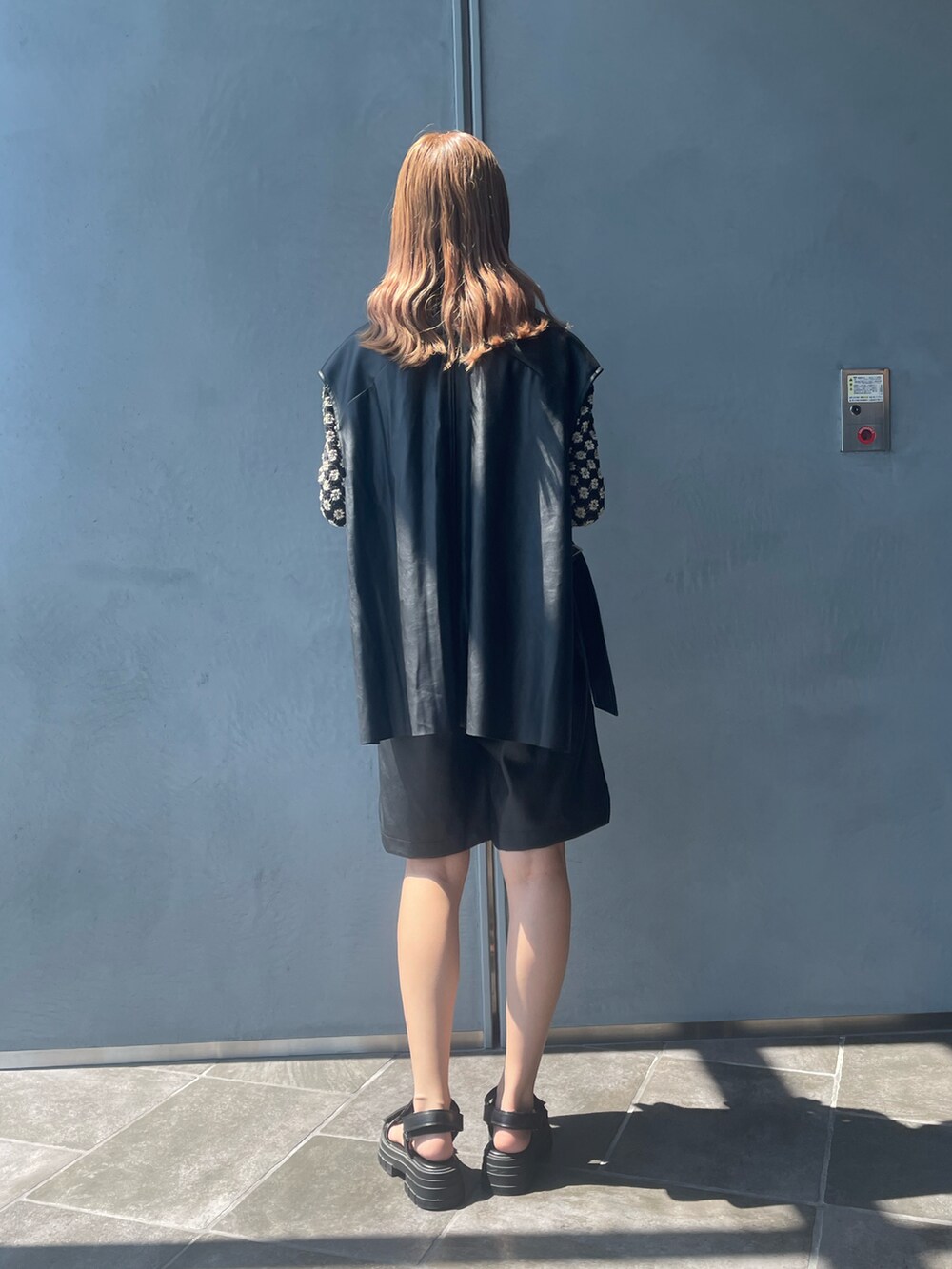 ベージュ系のシャツ/ブラウス、ブラック系のベスト、ブラック系のその他パンツを着用したレディースの秋コーディネートの3枚目の写真