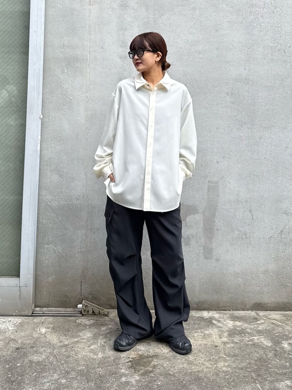 グレー系のシャツ/ブラウス、ホワイト系のカーゴパンツを着用したレディースの冬コーディネートの7枚目の写真