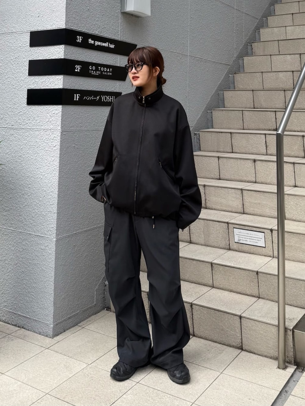 グレー系のブルゾン、ホワイト系のカーゴパンツを着用したレディースの冬コーディネートの6枚目の写真