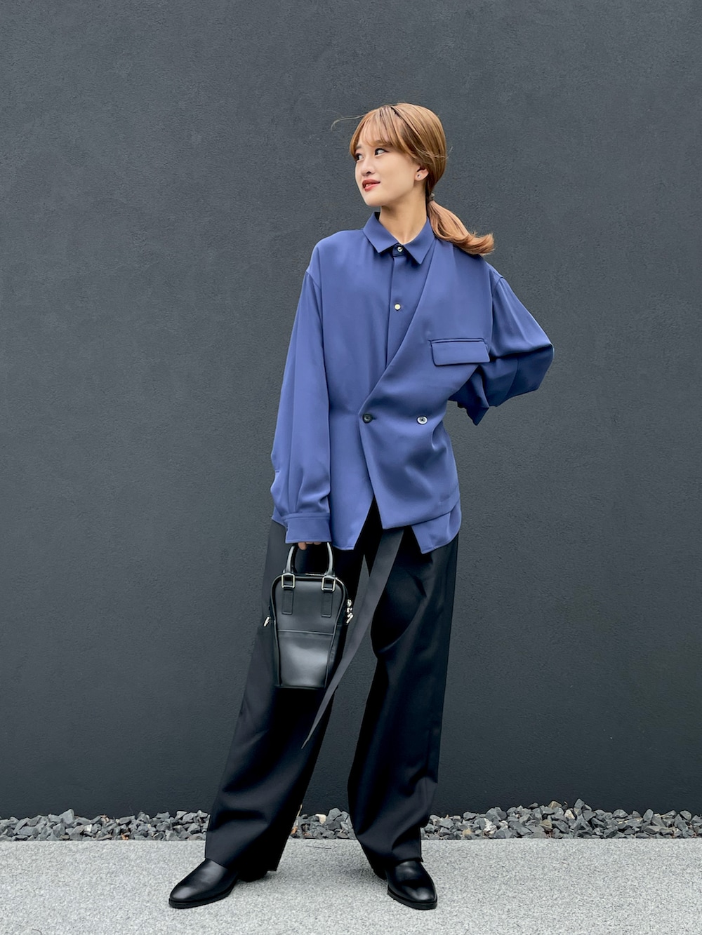 ブルー系のシャツ/ブラウス、ブラック系のショルダーバッグ、ブラック系のスラックスを着用したレディースの夏コーディネートの3枚目の写真