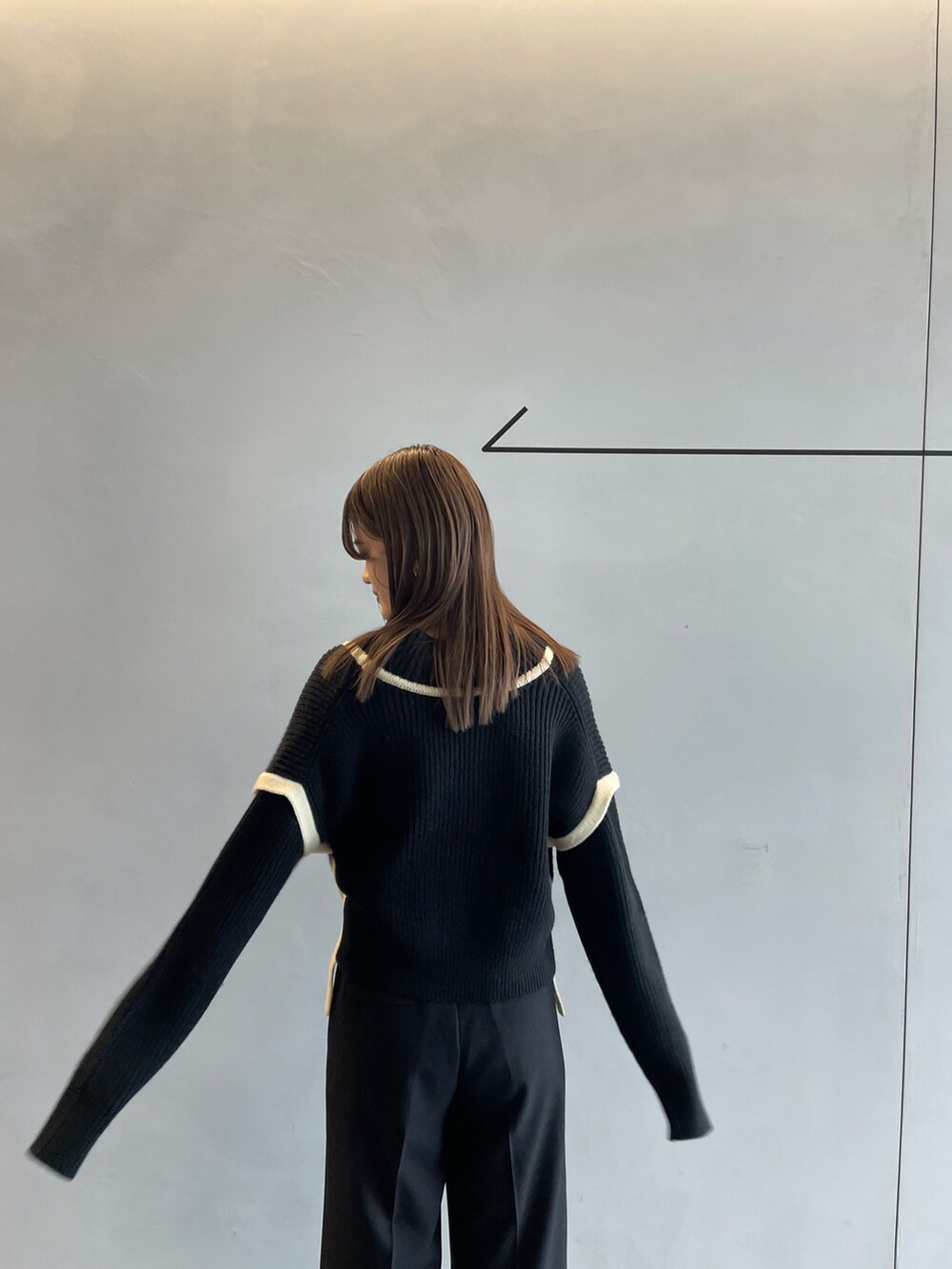 ブラック系のカーディガン/ボレロ、ブラック系のその他パンツ、ホワイト系のキャミソールを着用したレディースの秋コーディネートの3枚目の写真