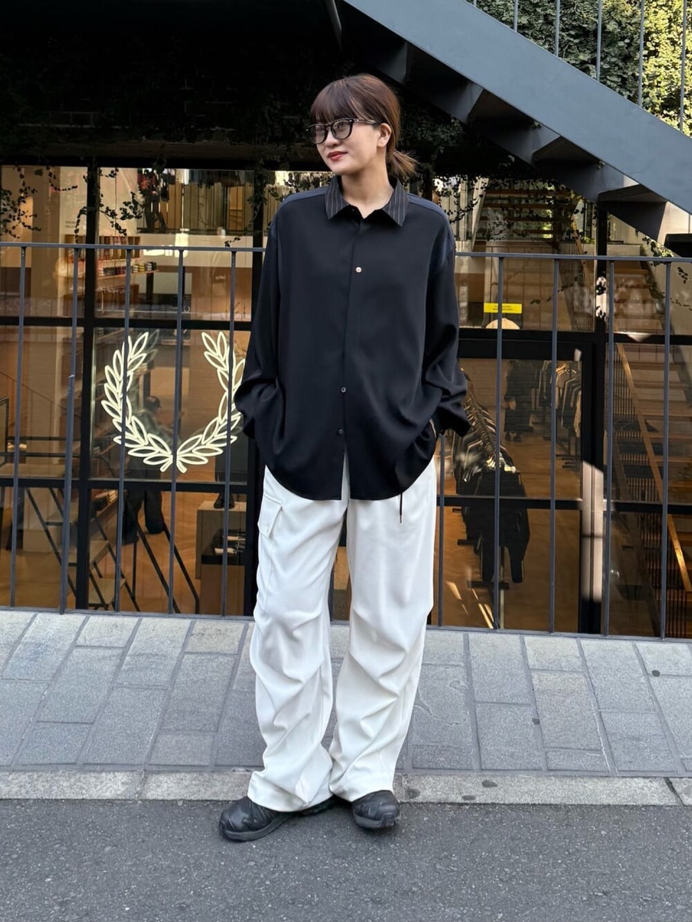 グレー系のシャツ/ブラウス、ホワイト系のカーゴパンツを着用したレディースの冬コーディネートの5枚目の写真