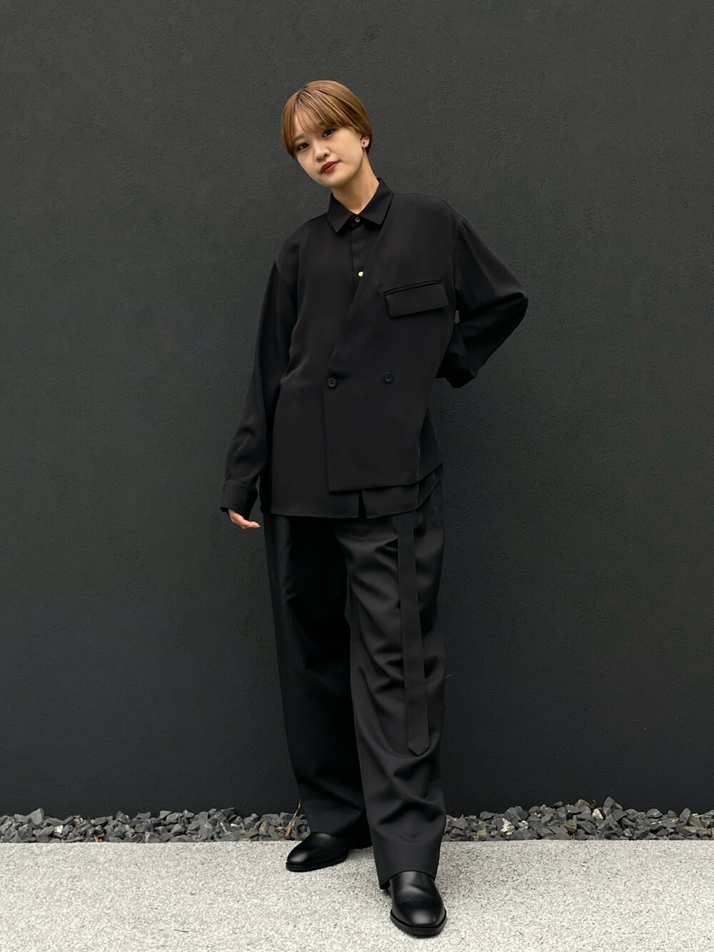 「秋服準備はじめました、秋先取りコーデ、シンプル、パンツスタイル、秋コーデ、カジュアル、オトナカワイイ、秋色、大人コーデ、黒コーデ、オールブラックコーデ、クルニ、CULLNI、ワイドパンツ、メンズライクコーデ」｜「CULLNIの22-AW-013/ Jacket Combination Shirts（シャツ/ブラウス、ブラック系）」を使った、mayさん（レディース・164cm）の秋コーディネートの4枚目の写真