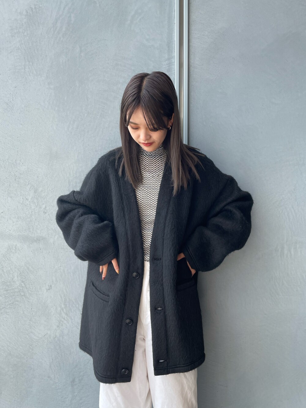 ブラック系のTシャツ/カットソー、ブラック系のカーディガン/ボレロ、ホワイト系のその他パンツを着用したレディースの秋コーディネートの5枚目の写真