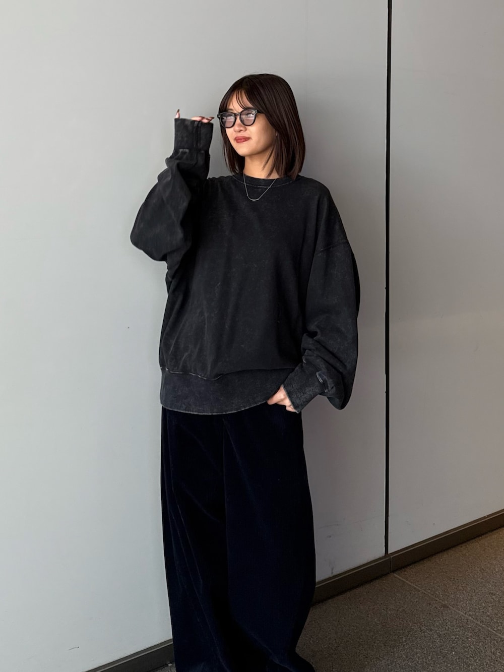 ブラック系のスウェット、ブルー系のその他パンツ、ブラック系のサングラスを着用したレディースの秋コーディネートの6枚目の写真