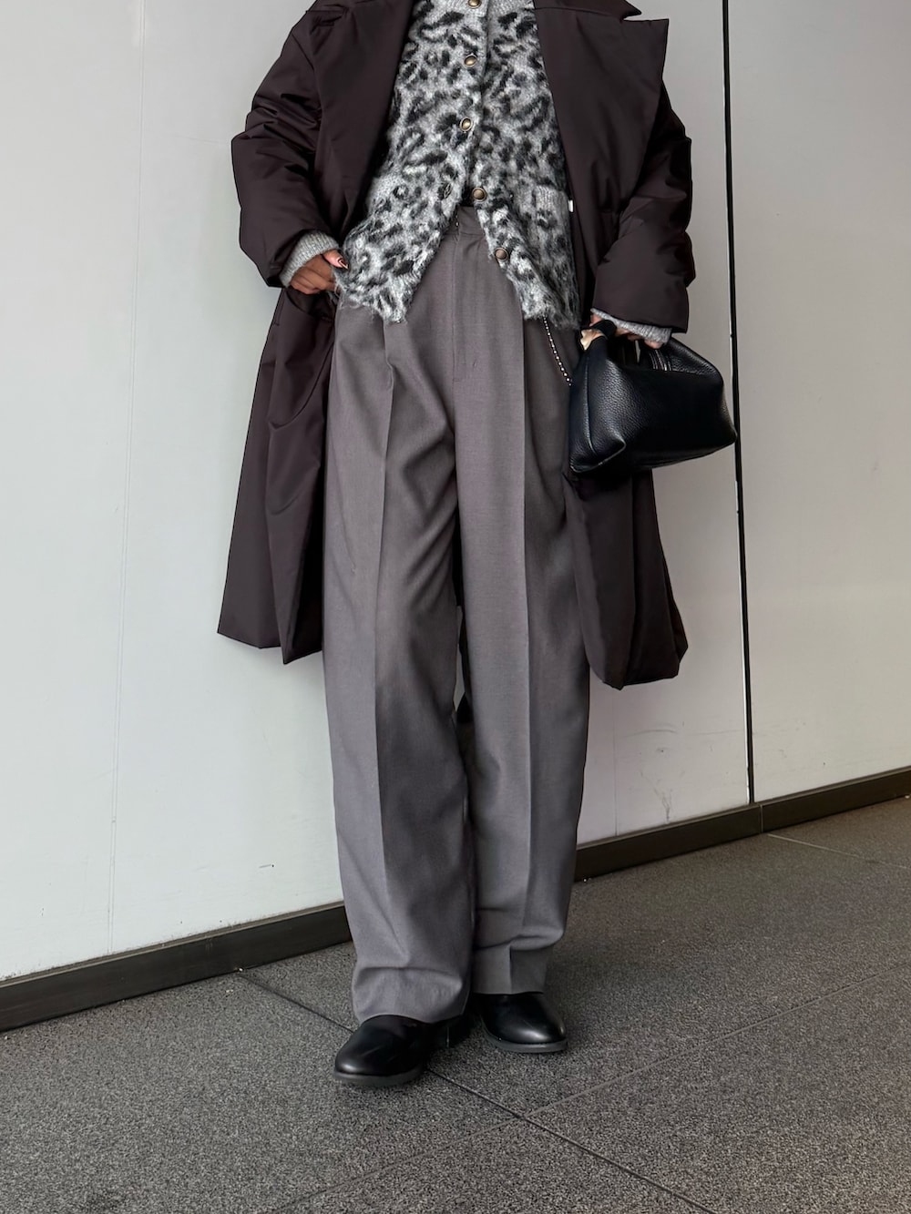 ブラック系のカーディガン/ボレロ、ブラック系のチェスターコート、ブラック系のトートバッグを着用したレディースの秋コーディネートの7枚目の写真