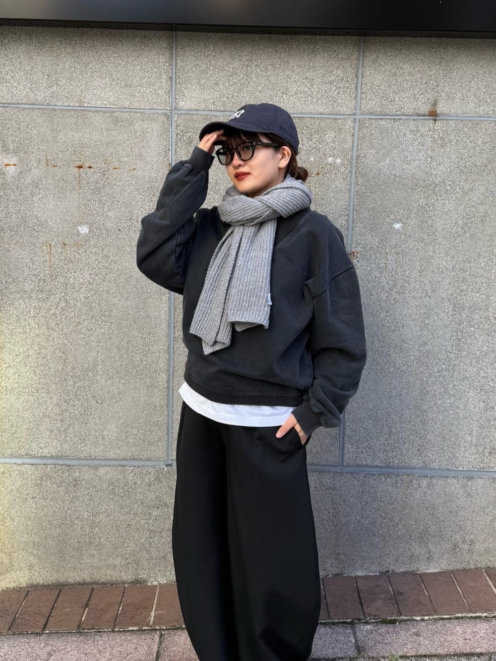 ブラック系のスラックス、ブラック系のスウェットを着用したレディースの冬コーディネートの3枚目の写真