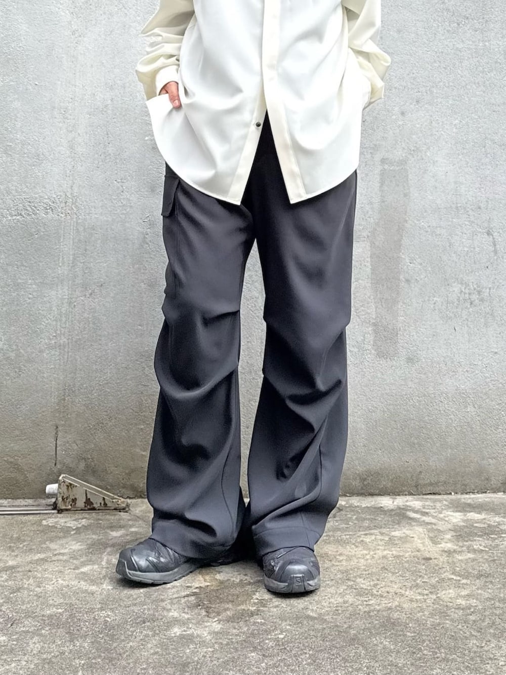 グレー系のシャツ/ブラウス、ホワイト系のカーゴパンツを着用したレディースの冬コーディネートの3枚目の写真