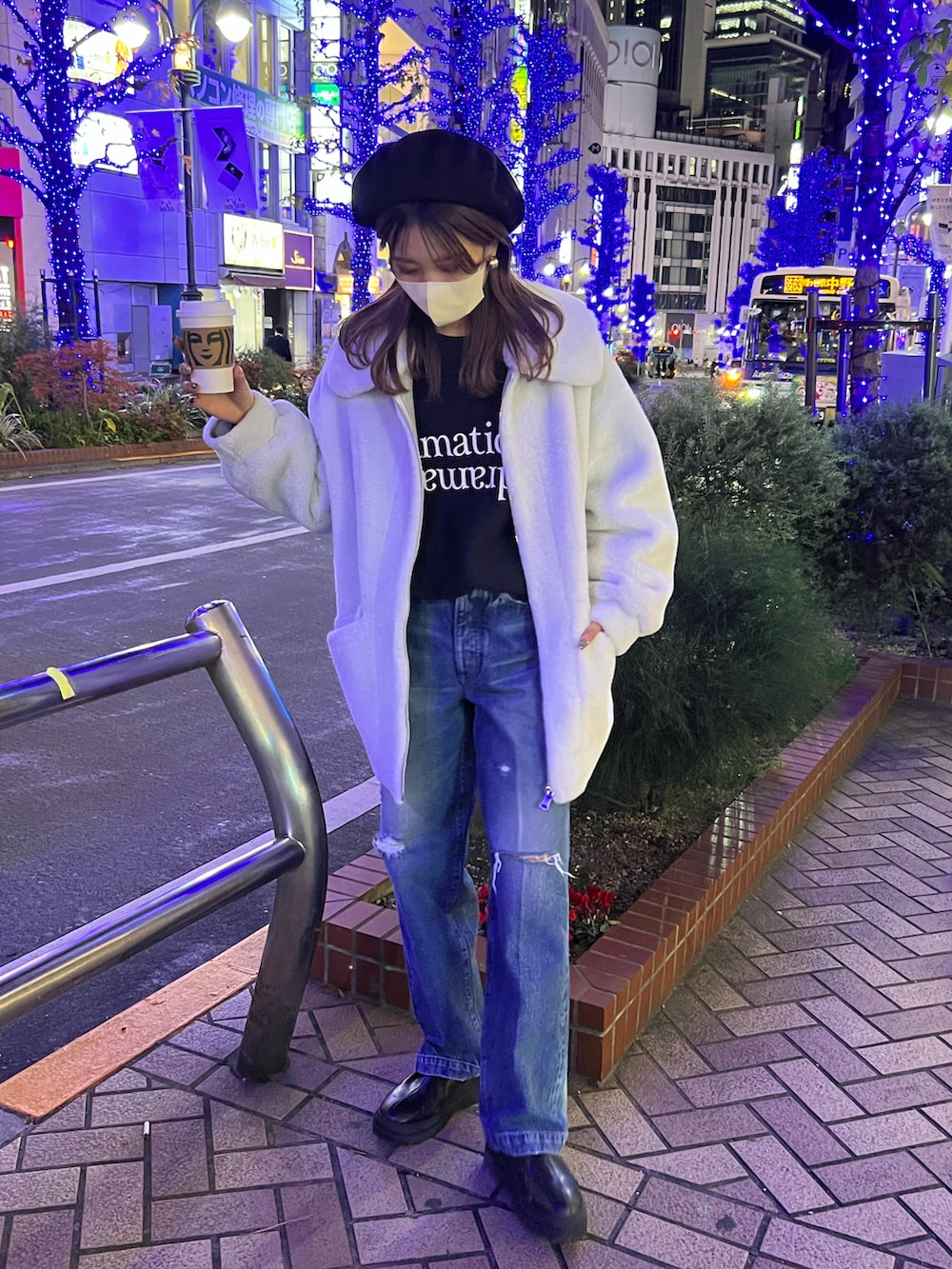 ブラック系のスウェット、グレー系のブルゾン、ブルー系のデニムパンツを着用したレディースの冬コーディネートの3枚目の写真