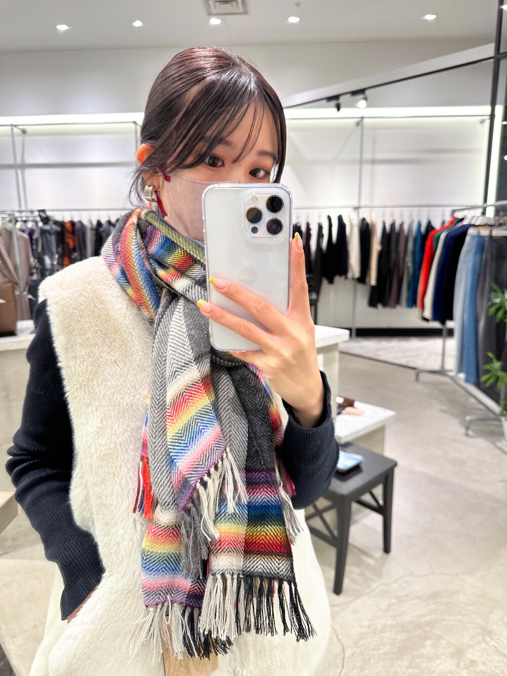 ホワイト系のその他アウター、ブラック系のマフラーを着用したレディースの冬コーディネートの2枚目の写真