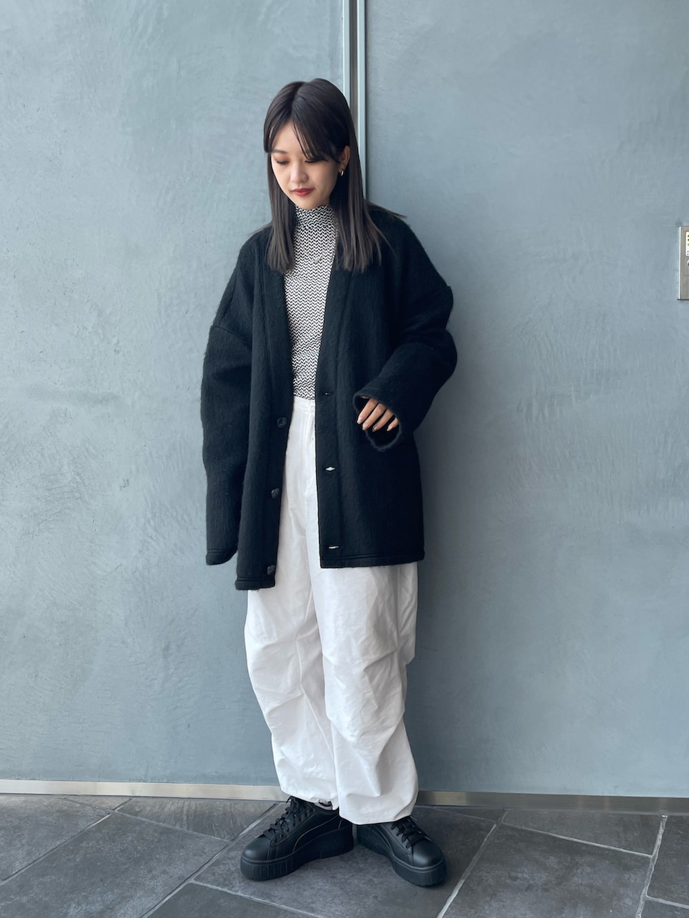 ブラック系のTシャツ/カットソー、ブラック系のカーディガン/ボレロ、ホワイト系のその他パンツを着用したレディースの秋コーディネートの2枚目の写真