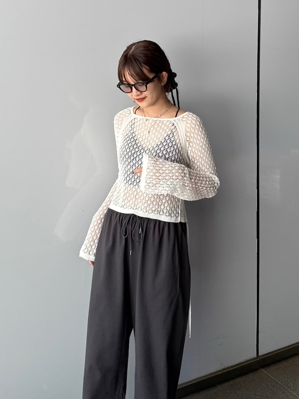 「サングラス、モノトーン、ワイドパンツ、きれいめコーデ、夏服コーデ、夏服、今日のコーデ、大人コーデ、レディースファッション、トレンド、ワンピースコーデ、ルイス(Lui's)」｜「Lui'sのレース編みニットトップス（Tシャツ/カットソー、ホワイト系）」を使った、mayさん（レディース・164cm）の春コーディネートの4枚目の写真