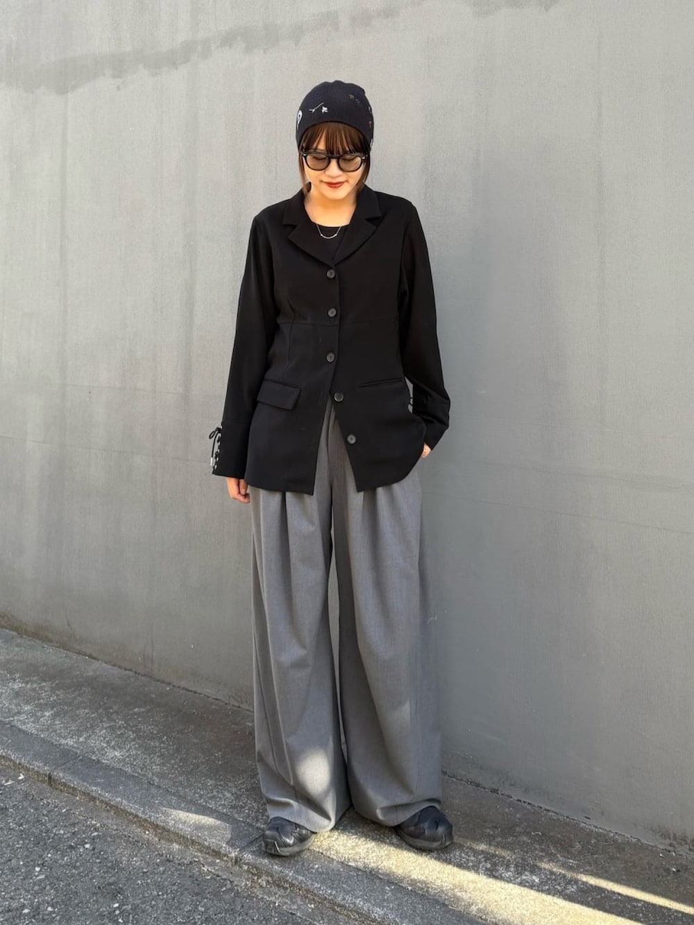 グレー系のスラックス、ブラック系のシャツ/ブラウスを着用したレディースの冬コーディネートの6枚目の写真