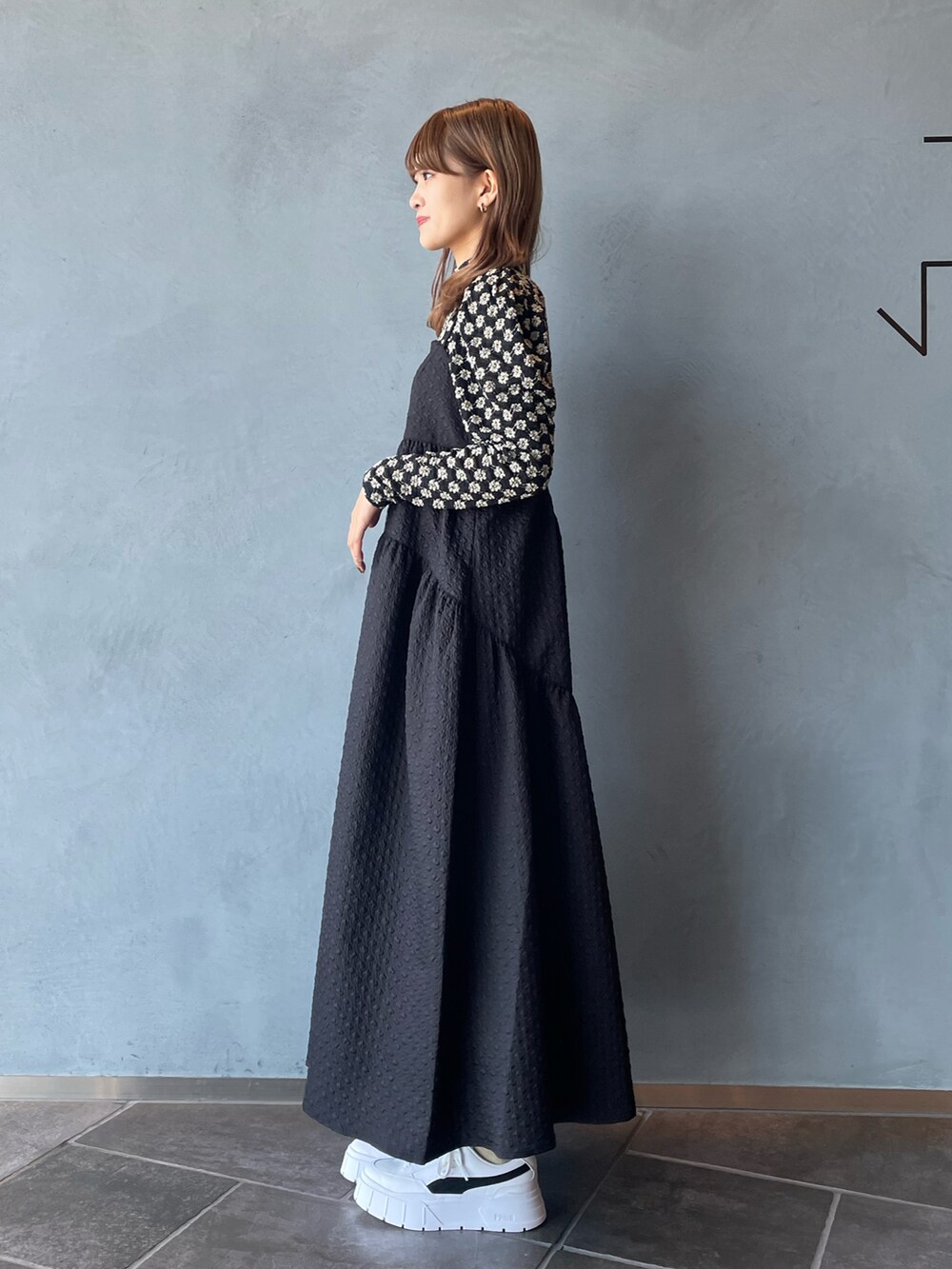 ブラック系のワンピース、ベージュ系のシャツ/ブラウス、ホワイト系のスニーカーを着用したレディースの秋コーディネートの3枚目の写真