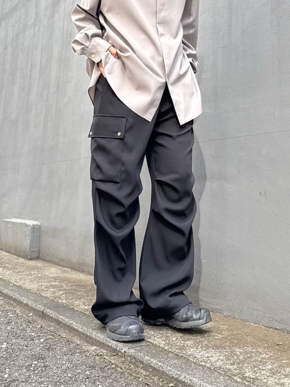 グレー系のシャツ/ブラウス、ホワイト系のカーゴパンツを着用したレディースの冬コーディネートの6枚目の写真