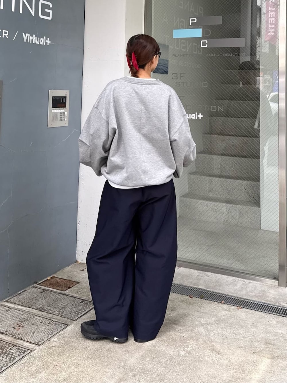 ブルー系のその他パンツ、ホワイト系のスウェット、ブラック系のサングラスを着用したレディースの春コーディネートの5枚目の写真