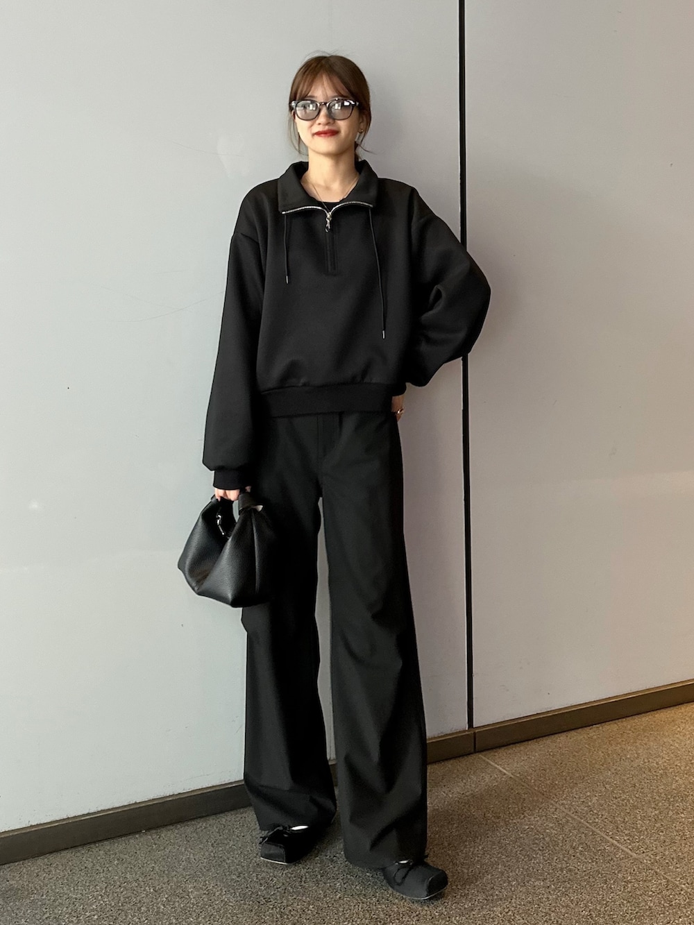 ブラック系のTシャツ/カットソー、ブラック系のその他パンツ、ブラック系のショルダーバッグを着用したレディースの春コーディネートの2枚目の写真