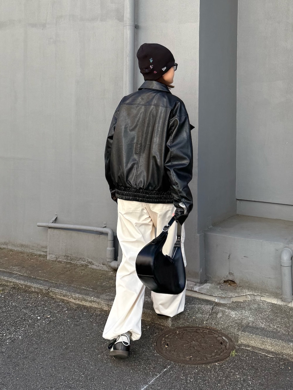 ブラック系のハンドバッグ、ホワイト系のその他パンツ、ブラック系のサングラスを着用したレディースの冬コーディネートの2枚目の写真