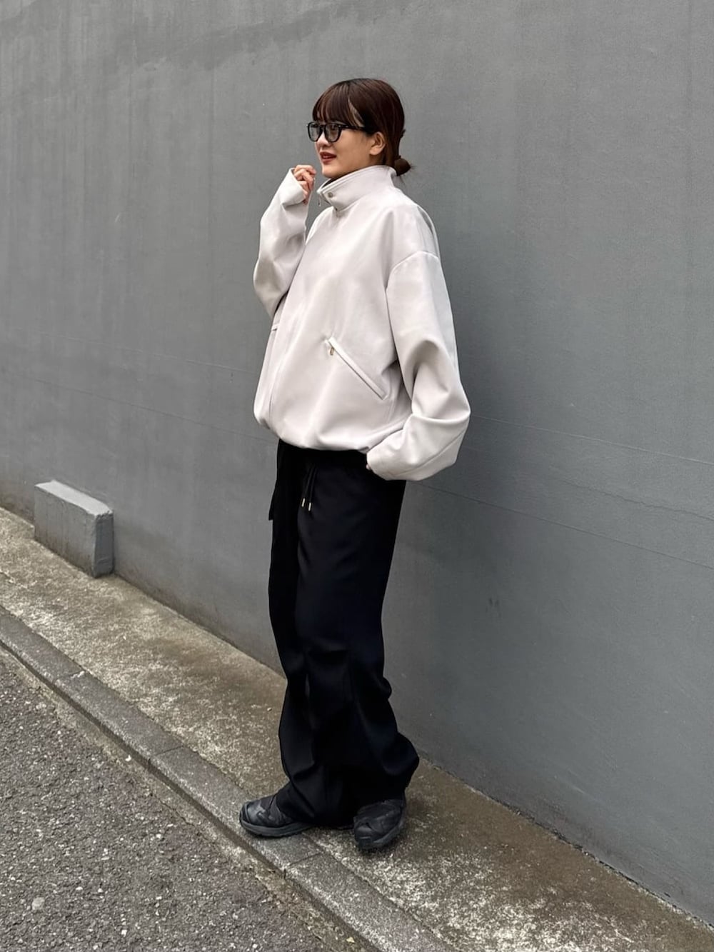 グレー系のブルゾン、ホワイト系のカーゴパンツを着用したレディースの冬コーディネートの10枚目の写真