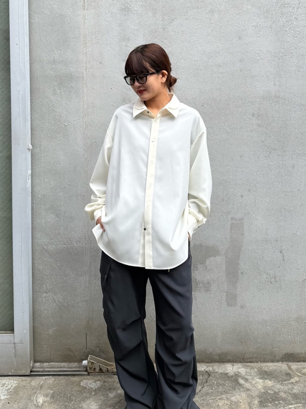 グレー系のシャツ/ブラウス、ホワイト系のカーゴパンツを着用したレディースの冬コーディネートの5枚目の写真