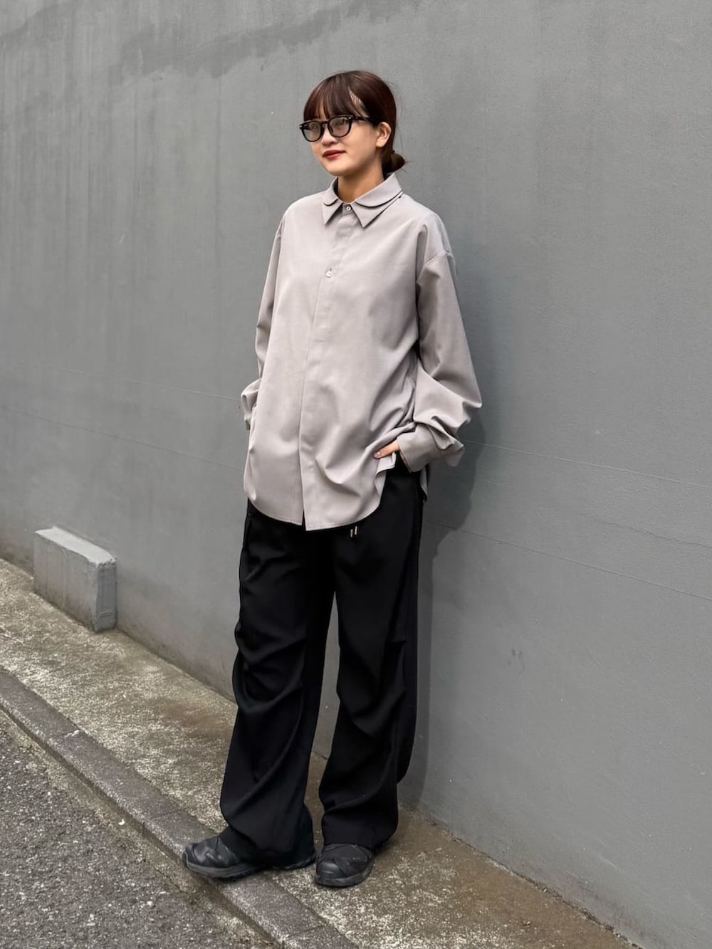 グレー系のシャツ/ブラウス、ホワイト系のカーゴパンツを着用したレディースの冬コーディネートの9枚目の写真