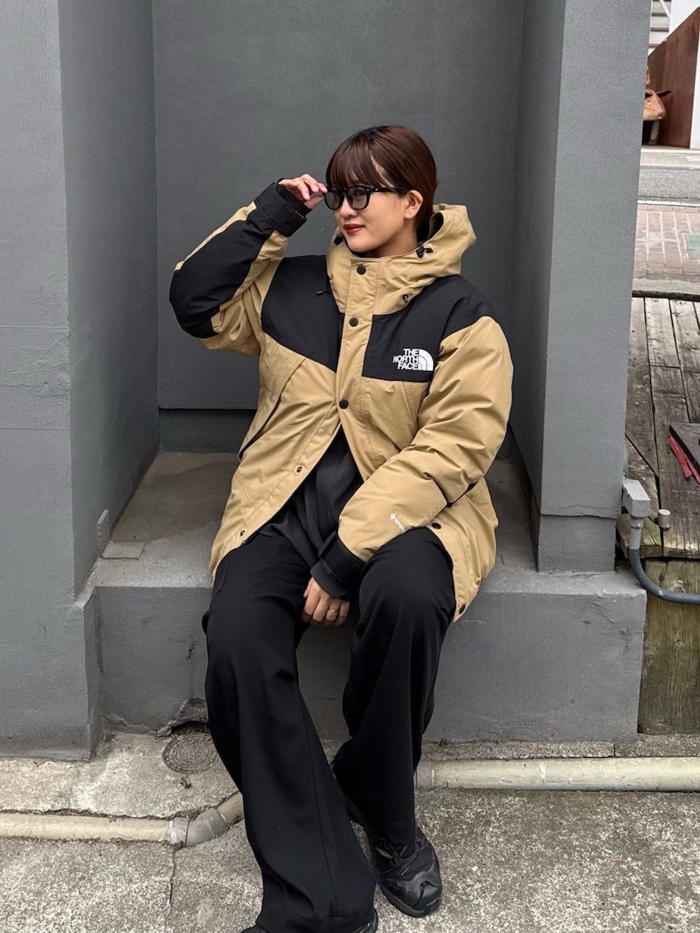 ホワイト系のカーゴパンツ、ブラック系のサングラスを着用したレディースの冬コーディネートの9枚目の写真