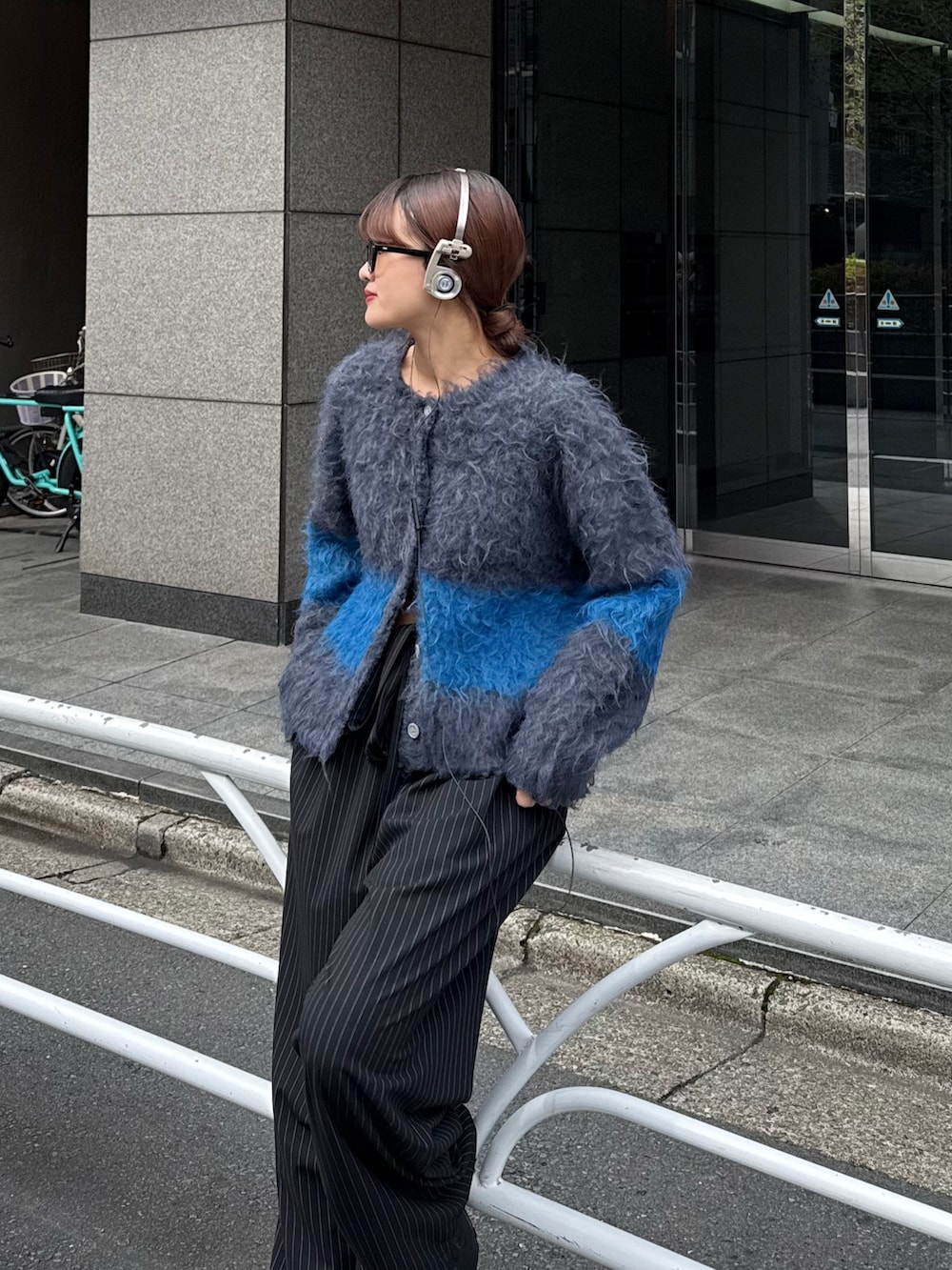 ブラック系のその他パンツ、グレー系のニット/セーターを着用したレディースの秋コーディネートの2枚目の写真