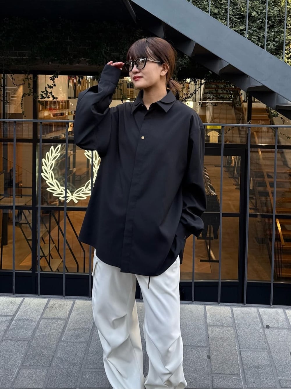 グレー系のシャツ/ブラウス、ホワイト系のカーゴパンツを着用したレディースの冬コーディネートの5枚目の写真