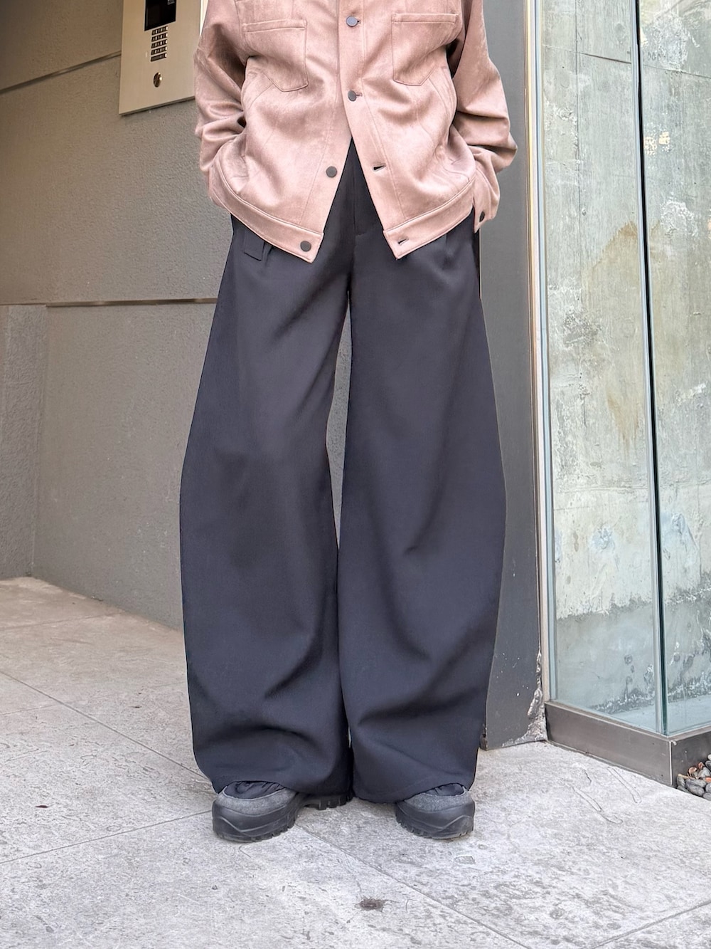 ブラック系のスラックス、グレー系のブルゾンを着用したレディースの冬コーディネートの5枚目の写真